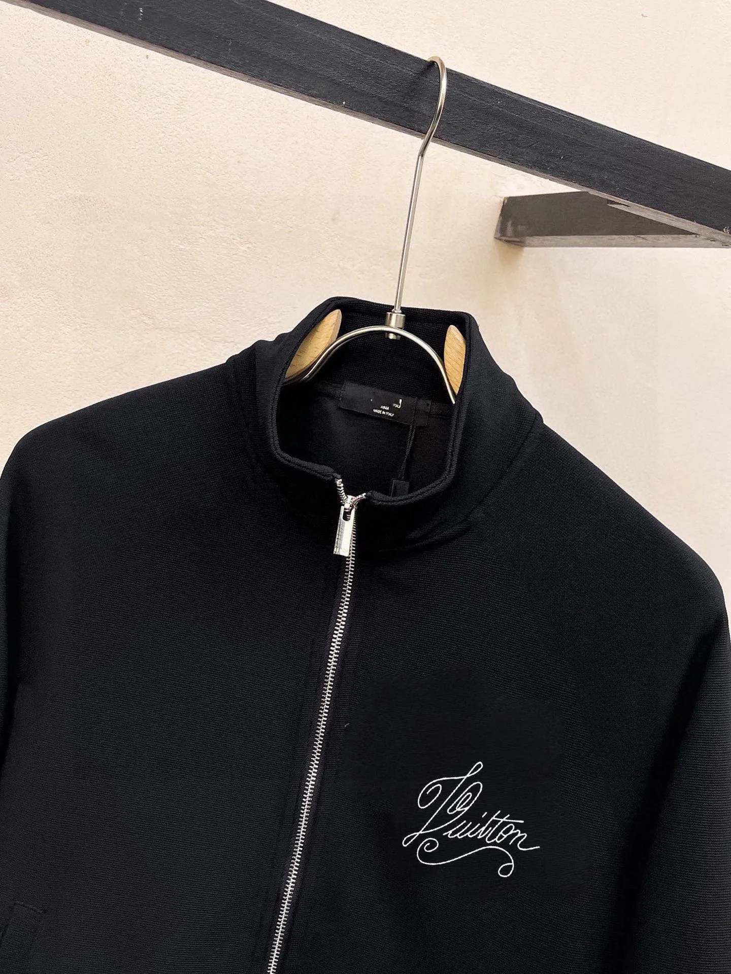 🅿️420 [LV Louis Vuitton] (Fat Man Gospel) hot-selling suit is coming. Focus on the original version of the official website. 2025 new hot-selling cardigan sweater suit. The original order is the best. 🇭🇰The meticulous work of top designers is dedicated to a fitting and perfect upper body effect. All-natural high-quality Roman cotton 100%, close-fitting comfort, noble and elegant! Original hardware embodies elegance and nobility! Counter size: M-5XL (maximum wear up to 220 pounds)